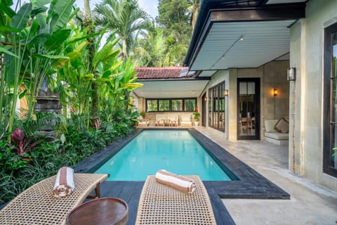 Property building, Balcony/Terrace, Swimming pool, sunbed