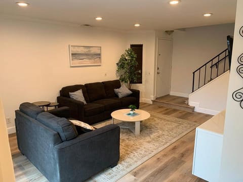Beautifully Remodeled 2BR Prime Irvine Location Apartment in Irvine