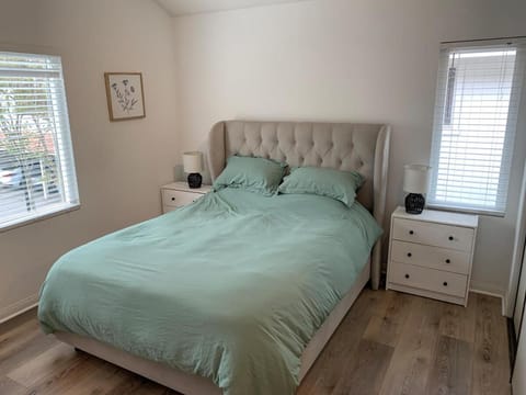 Beautifully Remodeled 2BR Prime Irvine Location Apartment in Irvine