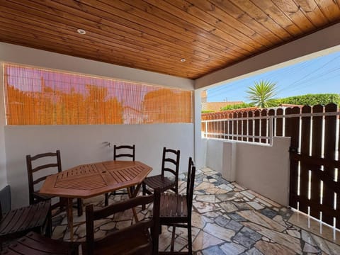 Patio, Day, Dining area