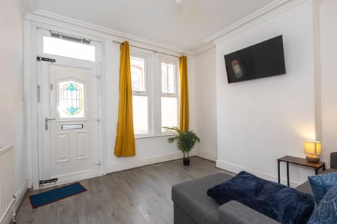 Green Corner House Sleeps 6 & Free Parking House in Nottingham