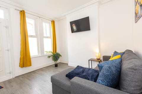 Green Corner House Sleeps 6 & Free Parking House in Nottingham