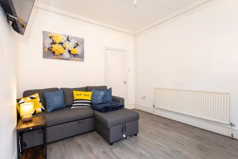 Green Corner House Sleeps 6 & Free Parking House in Nottingham