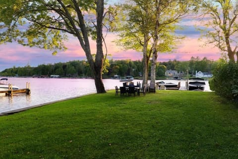 Charming lake house retreat House in Kattskill Bay