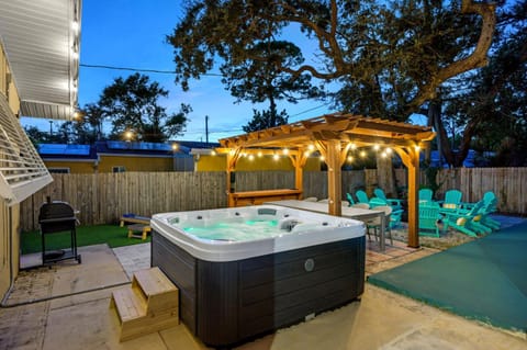 Sleeps 10 Pool Hot Tub Sport Court Pool Table House in Seminole