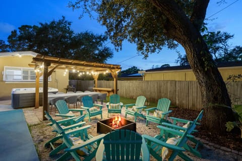 Sleeps 10 Pool Hot Tub Sport Court Pool Table House in Seminole