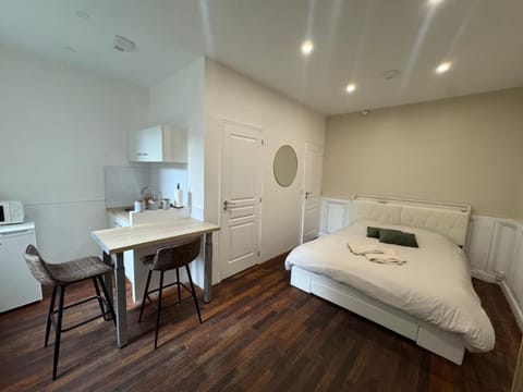 Bed, Kitchen or kitchenette, Photo of the whole room, Bedroom