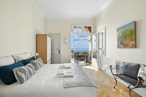 Bed, Living room, Photo of the whole room, Seating area, Bedroom, towels