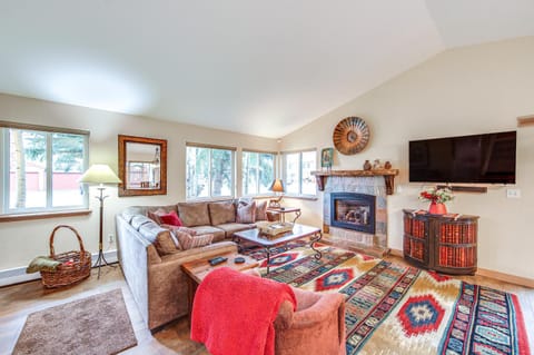 Walk to Ski Shuttle Dtwn Frisco Gem with Fireplace! House in Frisco