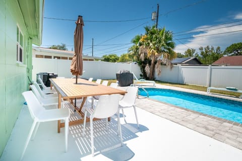 Patio, Dining area, Swimming pool