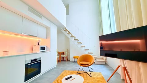 Communal lounge/ TV room, TV and multimedia, Kitchen or kitchenette, Living room, Seating area, Area and facilities, internet, air conditioner