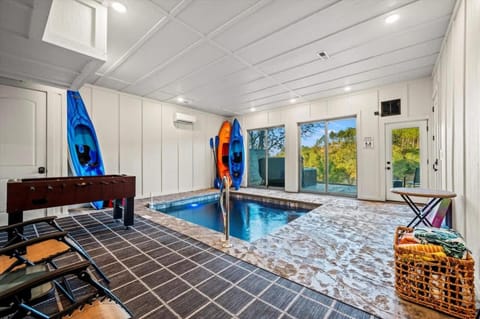 Bearfoot Bungalow - Lakefront Paradise House in Douglas Lake