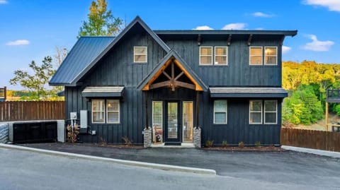 Bearfoot Bungalow - Lakefront Paradise House in Douglas Lake