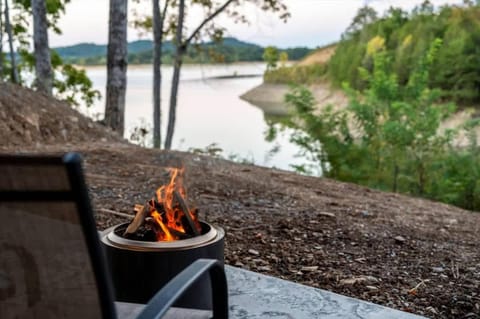 Bearfoot Bungalow - Lakefront Paradise House in Douglas Lake