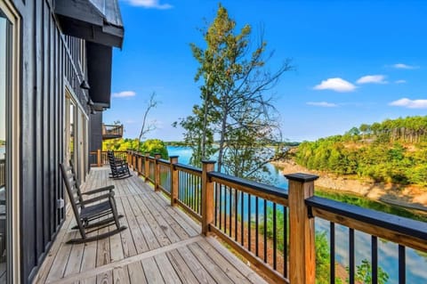 Bearfoot Bungalow - Lakefront Paradise House in Douglas Lake