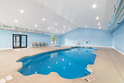 Easy Street Retreat - LakeView - Indoor Pool Apartment in Ridgedale