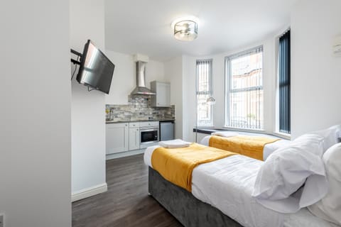 Bed, TV and multimedia, Kitchen or kitchenette, Bedroom, towels