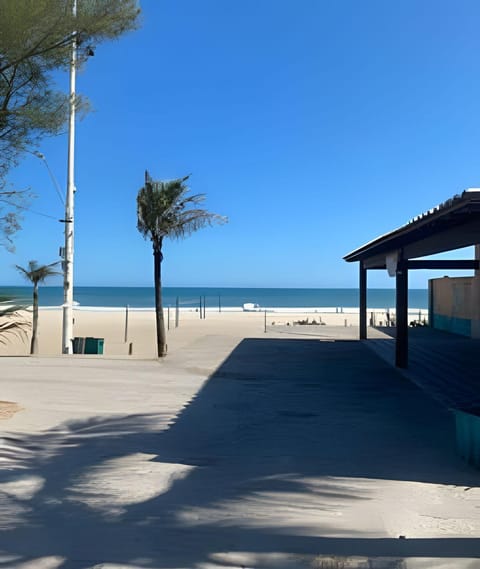 Duplex em Itaúna 4min da Praia que ocorre o WSL, 1min da pista de skate do LS, pracinha com parque infantil, quadra de futebol, tudo isso a 1 min da duplex, perto do comércio, wi-fi super rápido, monitoramento 24hrs Apartment in Saquarema