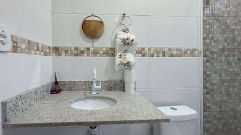 Duplex em Itaúna 4min da Praia que ocorre o WSL, 1min da pista de skate do LS, pracinha com parque infantil, quadra de futebol, tudo isso a 1 min da duplex, perto do comércio, wi-fi super rápido, monitoramento 24hrs Apartment in Saquarema