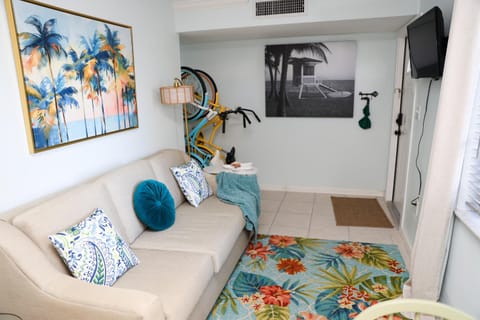 Cozy Beach Getaway with Bikes included! Apartment in Madeira Beach