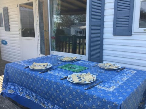 Mobil home cosy avec terrasse - 4 pers, 2 ch - API-1-52-241 Campground/ 
RV Resort in Brittany