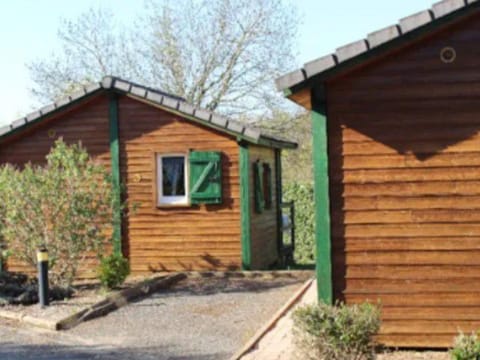 Chalet de 20m² à Naucelle avec terrasse - API-1-52-334 Campground/ 
RV Resort in Auvergne-Rhône-Alpes