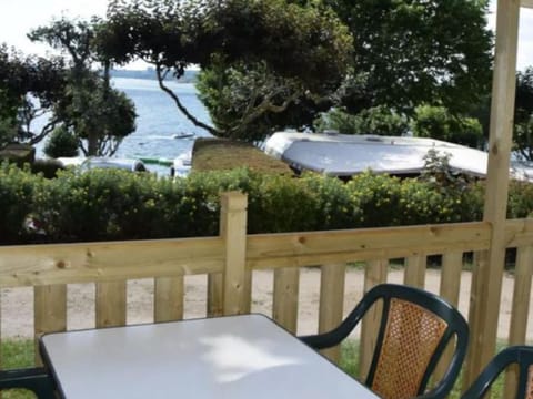 Cottage au bord du lac avec terrasse, idéal pour 5 personnes - API-1-52-726 Campground/
RV Resort in Auvergne-Rhône-Alpes