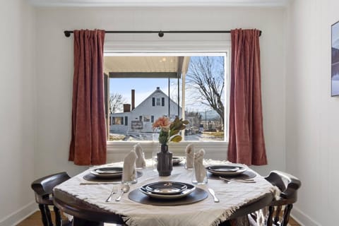 Seating area, Dining area