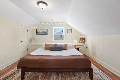 Bed, TV and multimedia, Bedroom