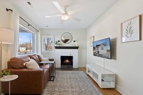 TV and multimedia, Living room, Seating area, fireplace