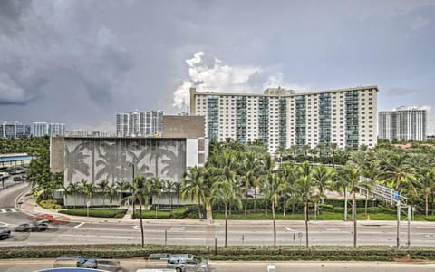 Pet Friendly Studio Beach and Pool Access, gym ! Apartment hotel in Sunny Isles Beach