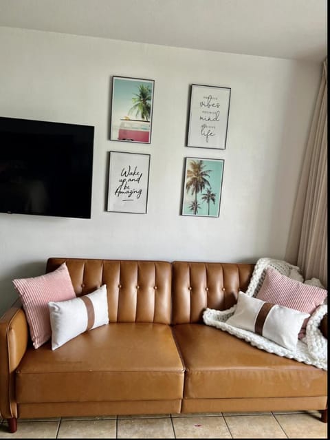 Pet Friendly Studio Beach and Pool Access, gym ! Apartment hotel in Sunny Isles Beach