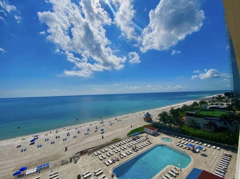Pet Friendly Studio Beach and Pool Access, gym ! Apartment hotel in Sunny Isles Beach