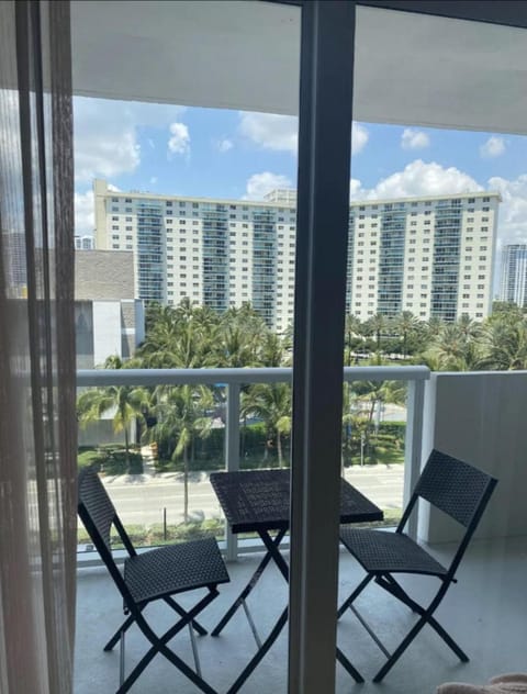 Pet Friendly Studio Beach and Pool Access, gym ! Apartment hotel in Sunny Isles Beach