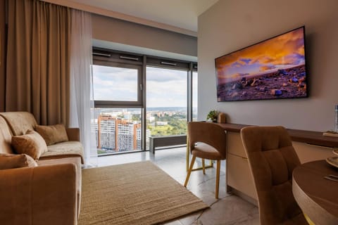 Communal lounge/ TV room, TV and multimedia, View (from property/room), Balcony/Terrace, Living room, Seating area, Dining area, Evening entertainment
