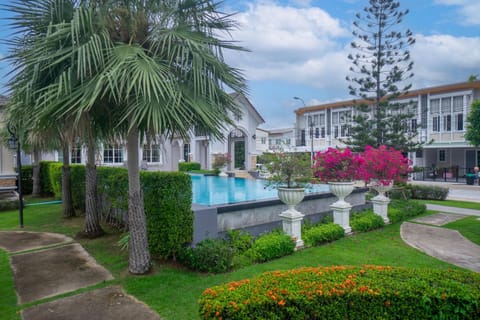 Natural landscape, Garden, Garden, Garden view, Pool view, Swimming pool, Swimming pool