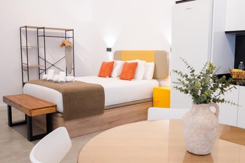 Bed, TV and multimedia, Living room, Photo of the whole room, Seating area, Bedroom, air conditioner