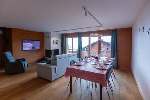 Living room, Dining area