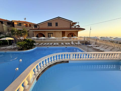 Property building, Day, Pool view, Swimming pool, Swimming pool, sunbed