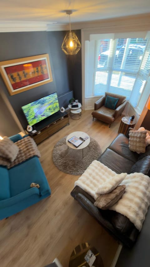 Communal lounge/ TV room, Living room, Seating area, Evening entertainment