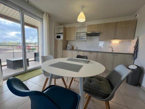Kitchen or kitchenette, Living room, Seating area, Dining area, stove