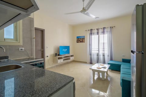 TV and multimedia, Kitchen or kitchenette, Living room, Seating area