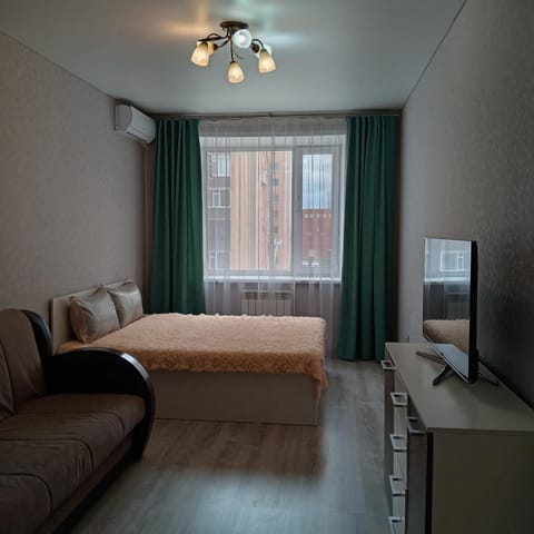Bed, TV and multimedia, Living room, Photo of the whole room, Seating area, Bedroom, air conditioner