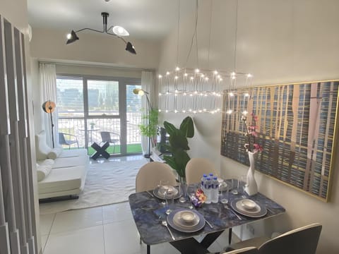 Living room, Seating area, Dining area, fireplace