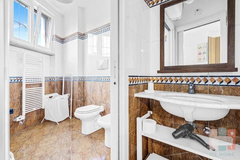 Shower, Toilet, Bathroom, bidet, towels