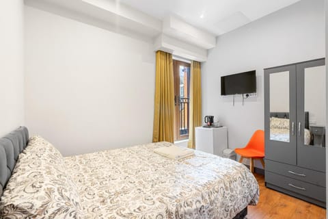 Bed, TV and multimedia, Photo of the whole room, Bedroom, wardrobe