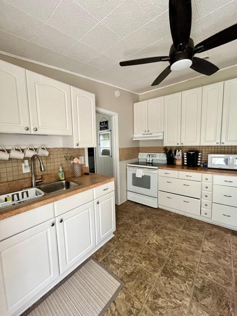 Home in the Heart of Alex Bay Near Boldt Castle! House in Alexandria Bay