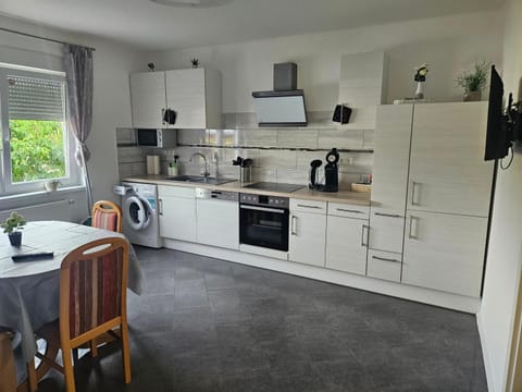 Coffee/tea facilities, Kitchen or kitchenette, Dining area, dishwasher, oven, stove