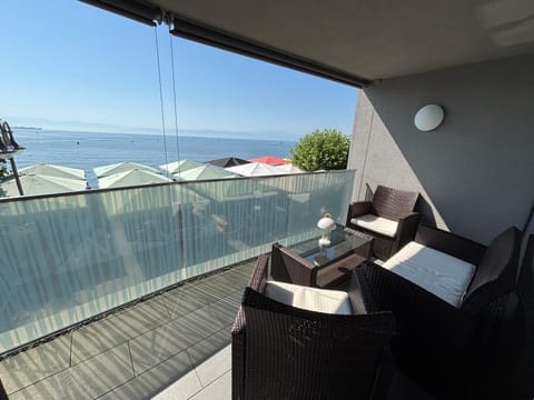 View (from property/room), Balcony/Terrace, Lake view