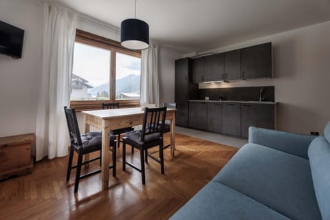 Kitchen or kitchenette, Living room, Seating area, Dining area